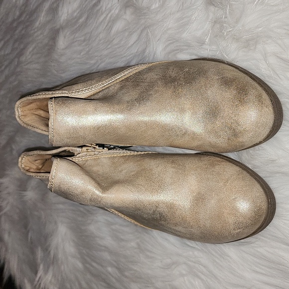 New Time & Tru Gold Ankle Boots, NWT, Size 8W - Picture 2 of 7